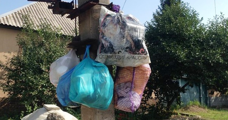 Оккупированный Луганск завален мусором, коммунальщики массово увольняются: кадры  из "столицы" боевиков "ЛНР"