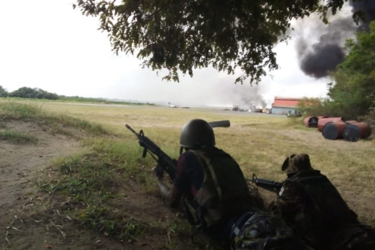​В Кении боевики атаковали базу ВМС США: над лагерем черный дым, бой идет уже несколько часов
