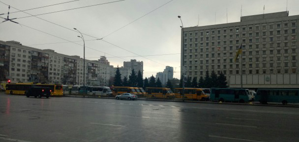 В центре Киева бастуют сотни перевозчиков - водители грозятся сжечь маршрутку