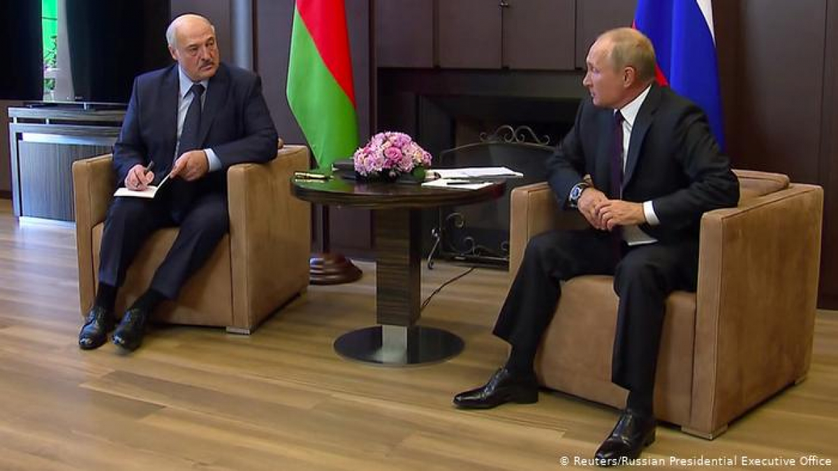 Поступок Лукашенко на встрече с Путиным вызвал насмешки в Сети: "Так делают подчиненные", видео