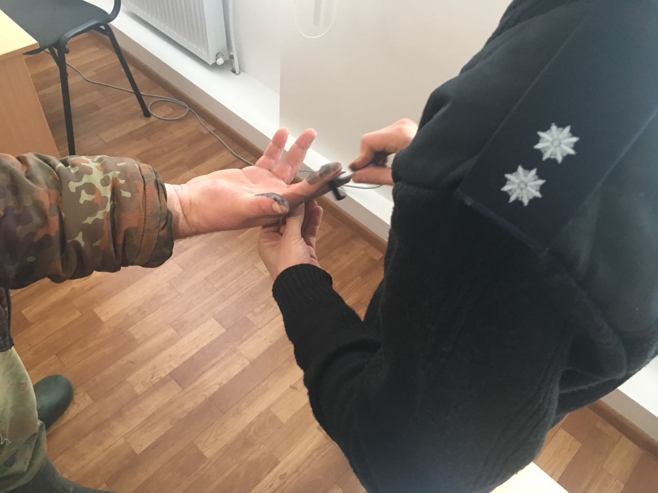 В Ровненской области старатели дерзко напали на полицейских: 200 человек взяли правоохранителей в осаду и избили их палками - кадры