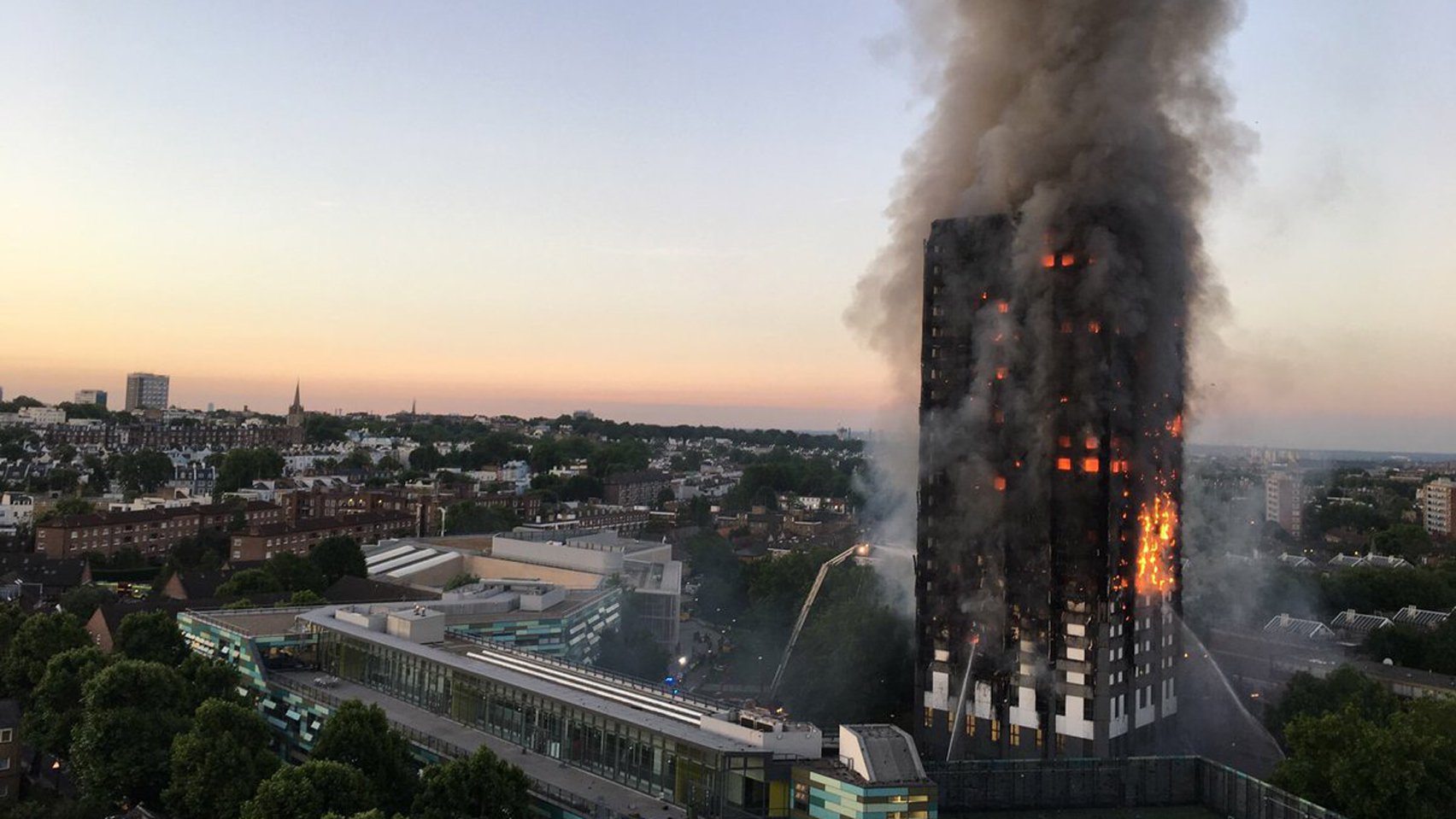 Названа причина пожара в лондонской многоэтажке Grenfell Tower: следствие озвучило шокирующие подробности "кровавой ночи"