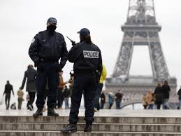 В центре Парижа неизвестные устроили стрельбу. Полиция перекрыла площадь