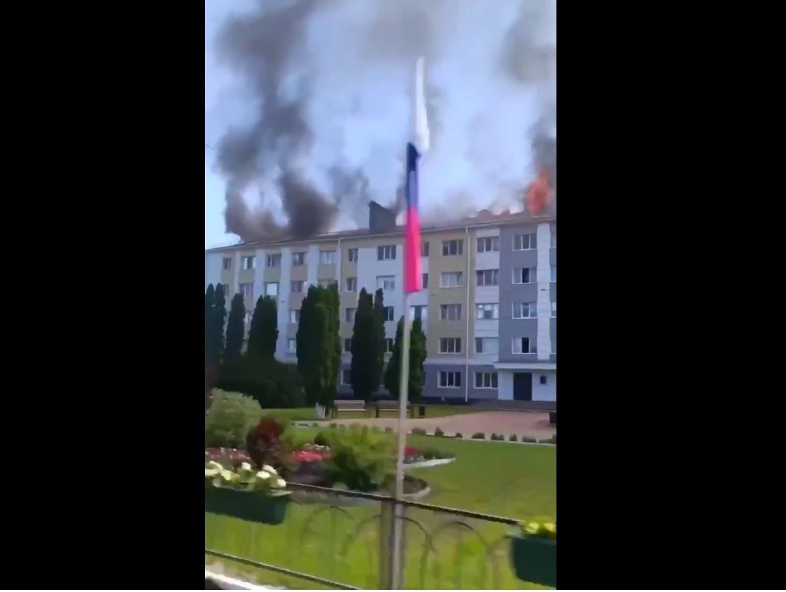 У російському Шебекіному паніка, чути вибухи, горять будинки, електрики немає – люди тікають із міста