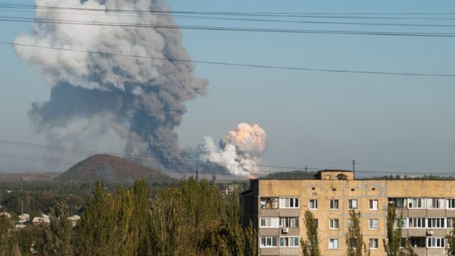 В Донецке горит химзавод: жители города опубликовали фото 