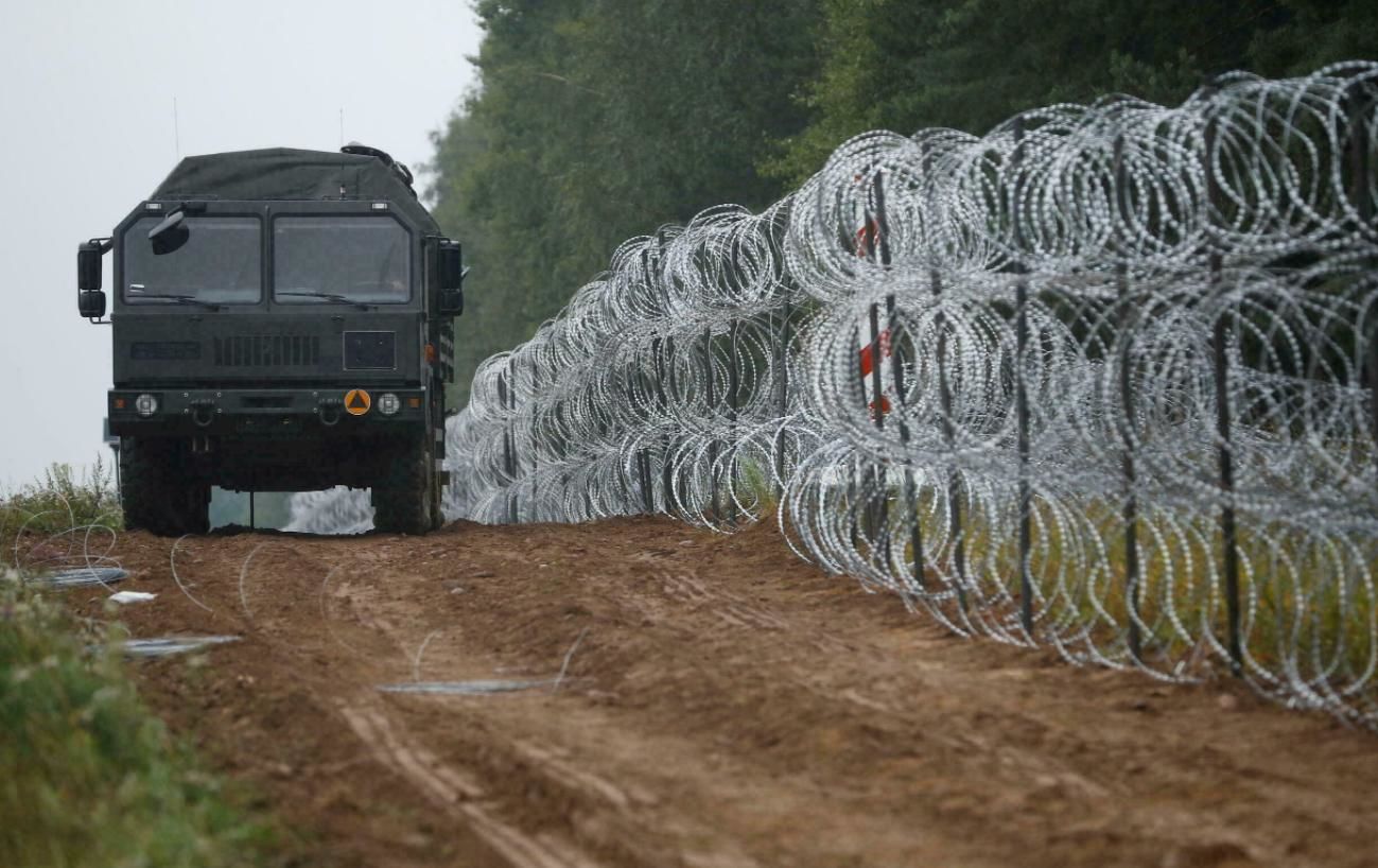 Мигранты разрушили забор и готовят прорыв на границе с Польшей – Дуда созвал срочное совещание с силовиками