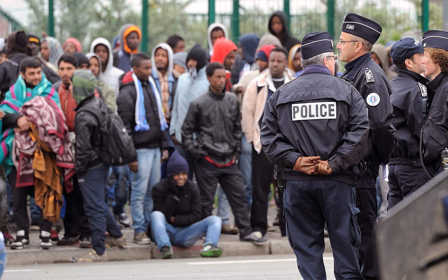 Франция "в огне": мигранты не прекращают попытки прорваться в Британию
