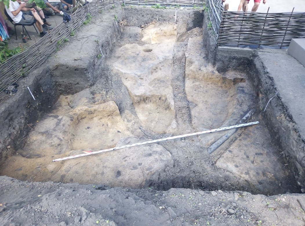 На Киевщине археологи откопали усадьбу времен Киевской Руси - уникальные кадры