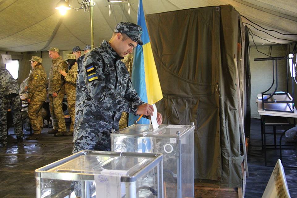 Украинские военные поразили наблюдателей: появились фото, как защитники Украины выбирают президента