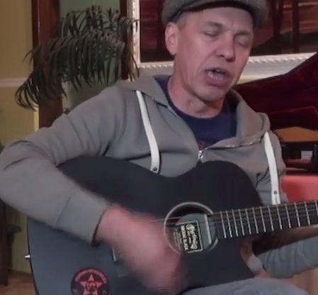 В Луганск приехал Александр Скляр и спел "про войну на пороге"