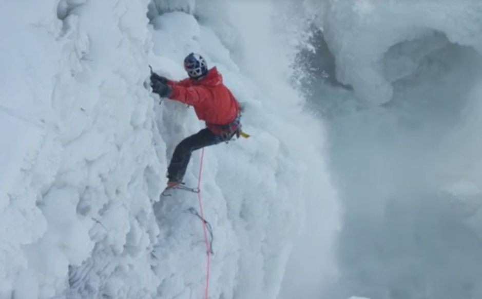 Канадский альпинист первым в мире покорил замерзший Ниагарский водопад