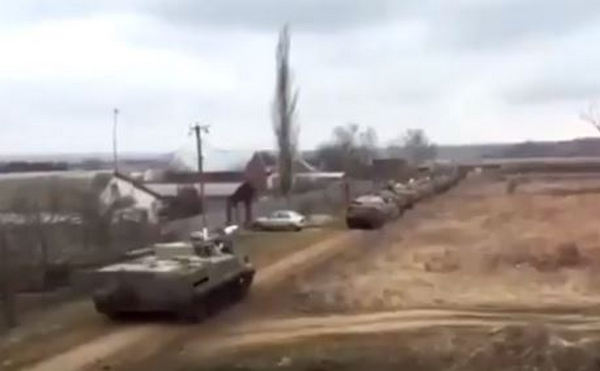 “Не зря ломятся днем через поселок”, - в соцсетях установили точное местоположение устрашающей колонны российских БМП у границы Украины