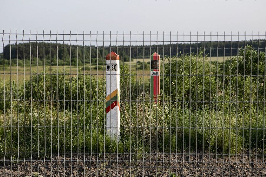 Литва ответила на поток мигрантов от Лукашенко - на границе началось строительство большой стены