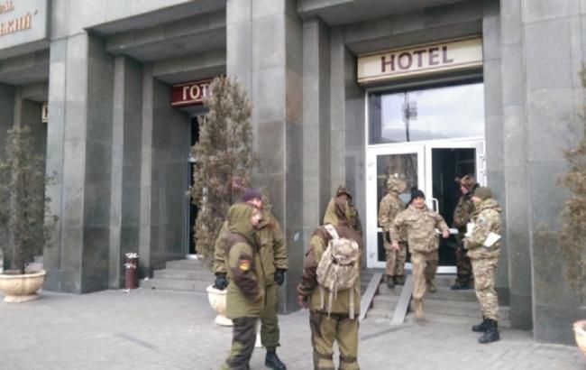 Захватившие отель "Казацкий" в Киеве появились на Майдане и выдвинули свои требования к власти