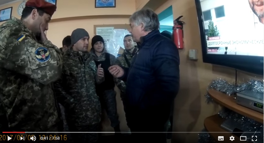 "Вы здесь Путина ждете? Вы сепаратист? Верните украинские каналы, а этот мусор удалите", – бойцы АТО в Черноморске вынудили провайдера отключить "Дождь"