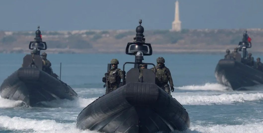 КНР начала масштабные военные учения близ Тайваня – на острове отреагировали – BBC 