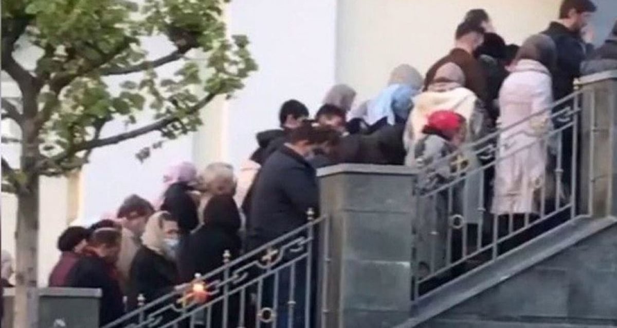 Кадры из Днепра: толпа людей "штурмует" Троицкую церковь, ситуация в Лавре людей не учит