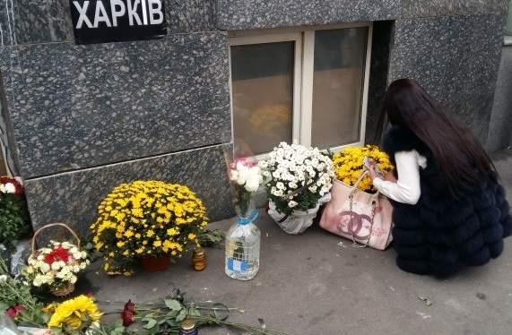 Харьковчане нескончаемым потоком идут к дому на Сумской: появились кадры, как сейчас выглядит место гибели пяти человек