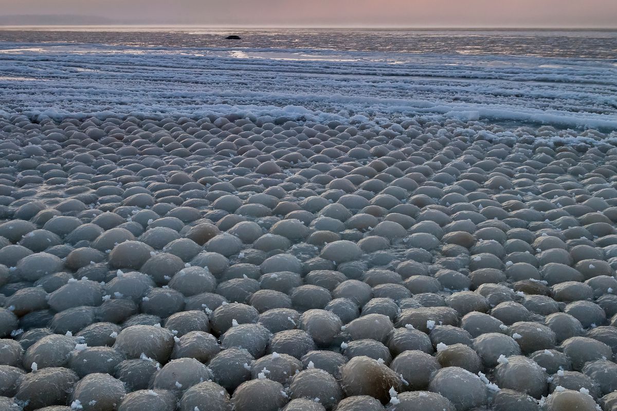 Ледовая аномалия в виде шаров в Финляндии изменила пляж до неузнаваемости 