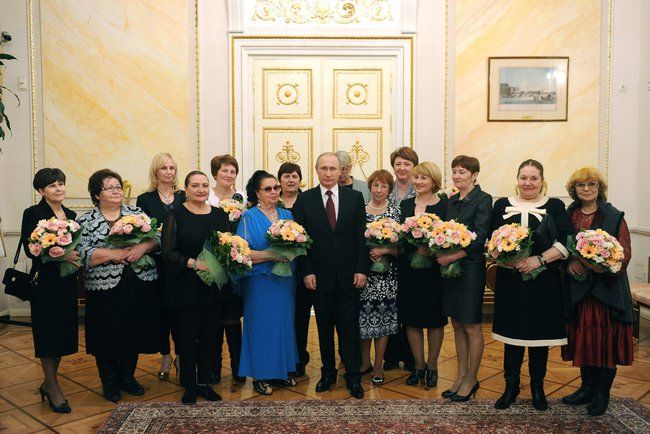 Для фотографии с Путиным приглашали низкорослых женщин