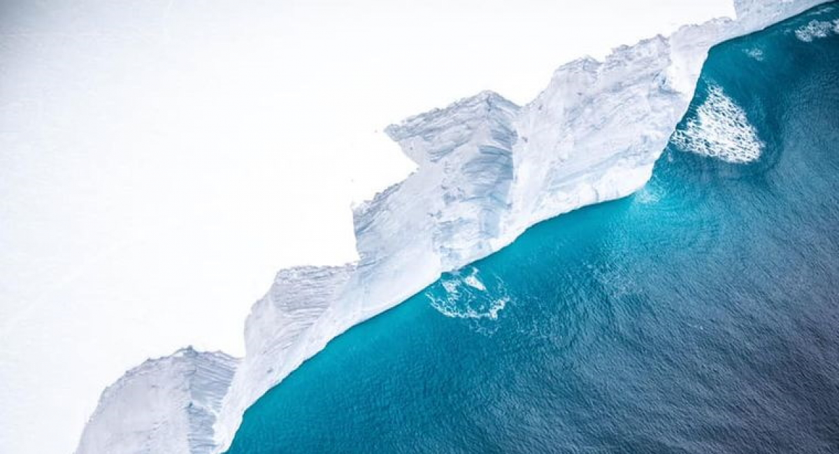 Британскому острову в Атлантике угрожает огромный айсберг: его площадь превышает Черновицкую область 