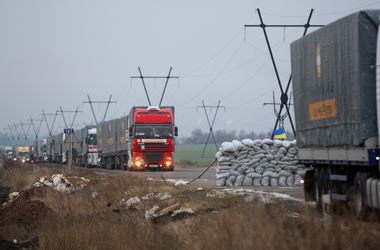 Порошенко обяжет Турчинова урегулировать доставку гуманитарки в Донбасс