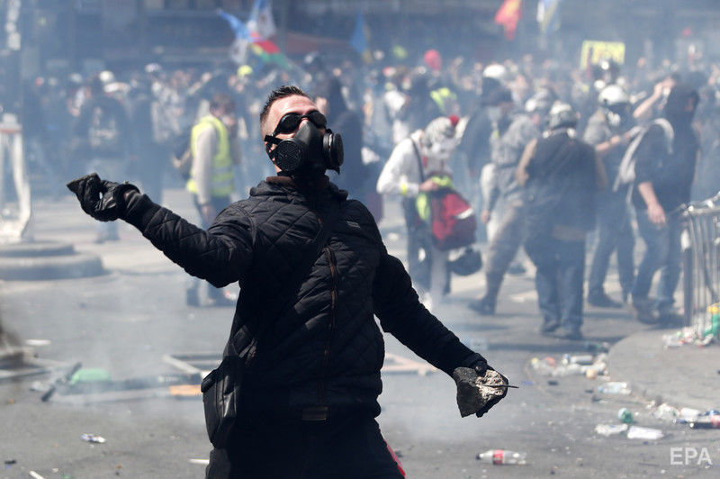 В Париже начались уличные бои, столица в огне: жуткие кадры