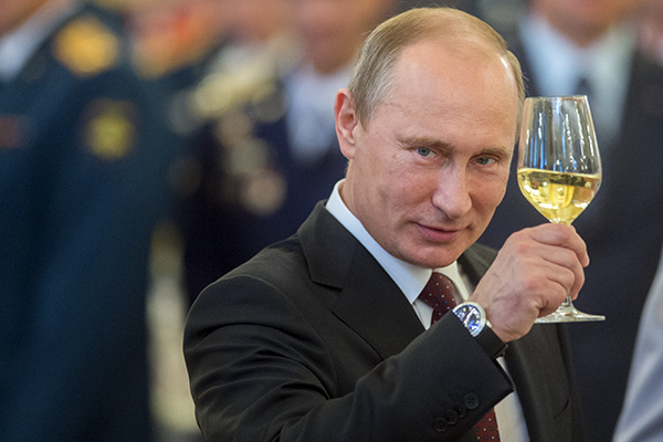 ​Скрепя зубами, но все же поздравил: Путин одним из последних направил Макрону телеграмму