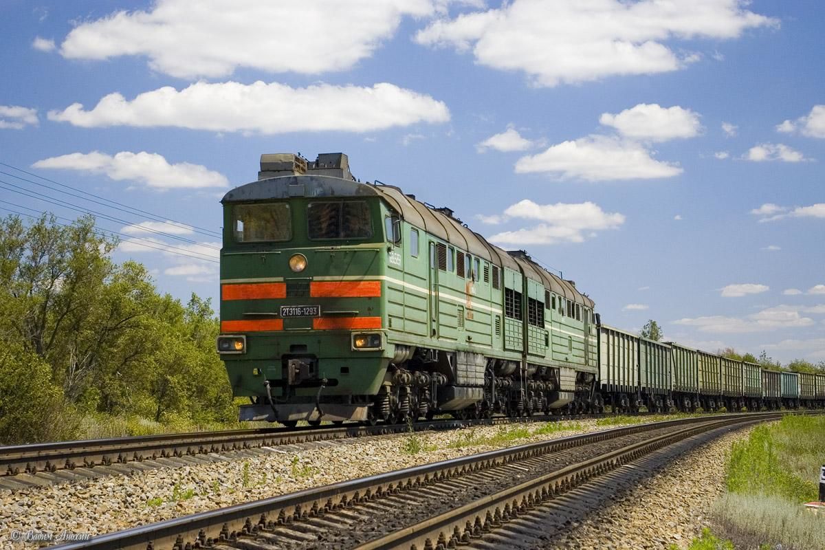 До трагедии 700 метров: в РФ пассажирский поезд чудом избежал лобового столкновения с "товарняком"