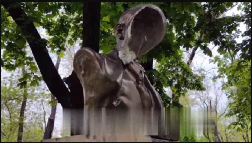 У Маріуполі ефектно декомунізували пам'ятник Леніну – у черепі вождя зяє величезна діра, відео