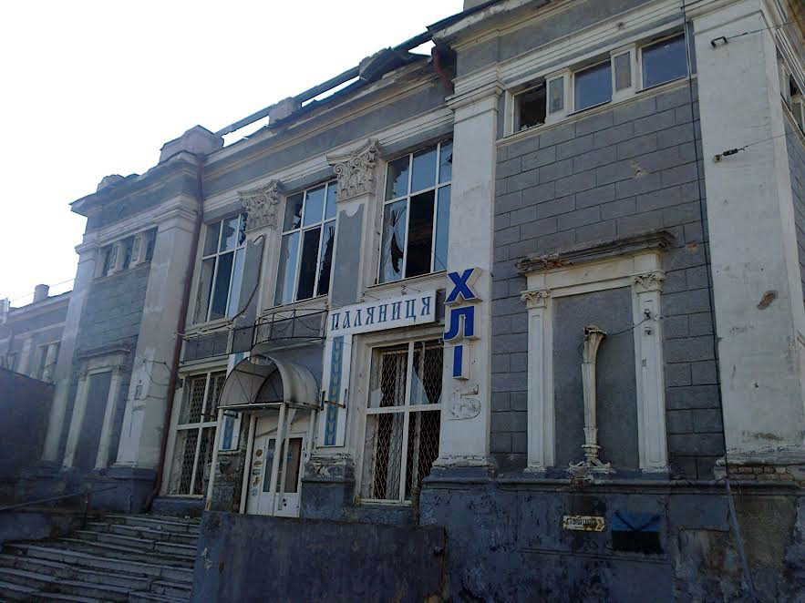 Полная разруха, жуть и запустение: появились фото развалин Луганского хлебокомбината, владельцы которого отказались сотрудничать с боевиками "ЛНР" - кадры