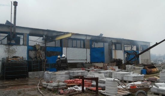На Харьковщине крупный пожар на строительном складе: спасатели пытаются загасить огонь на 600 кв/м уже шестой час