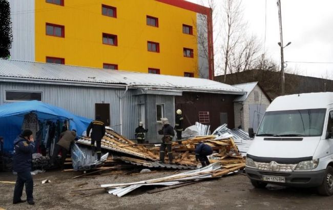 Ураган в Украине привел к первым смертям: на Житомирщине есть погибшая, в Киеве у прохожих травмы - фото