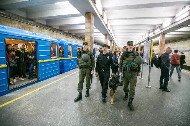 ​Поезда несутся без остановок, людей не выпускают: на Лигу чемпионов метро Киева захлестнул телефонный терроризм