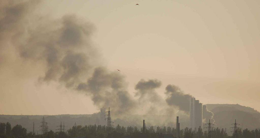 Дым над Донецком - следствие пожара на фабрике декоративных материалов: подробности происшествия