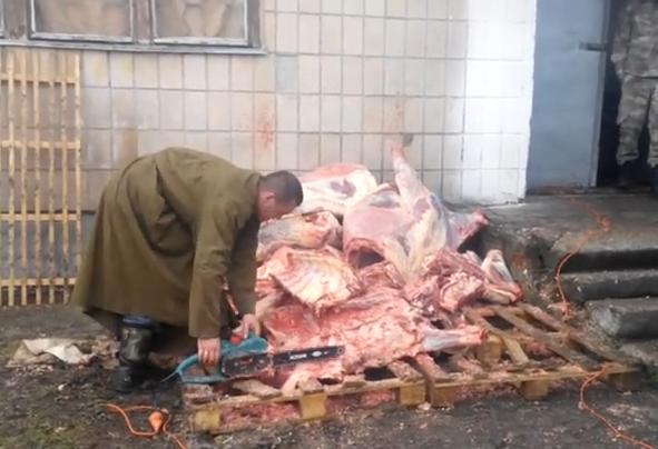 Мобилизованный блогер ВСУ показал солдатскую еду: 50-летнее мясо на грязных поддонах