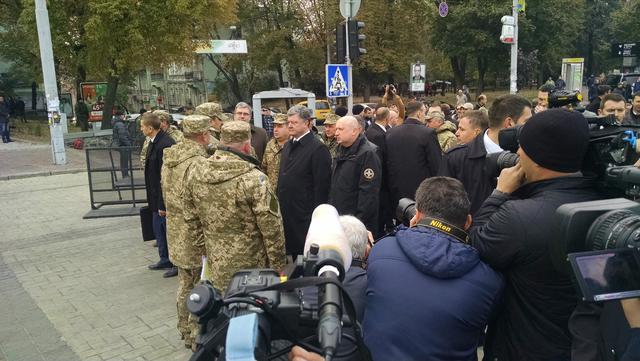 Порошенко: Киев начал получать оборонительное нелетальное оружие