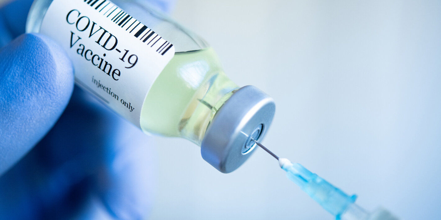 Ученые РФ просят срочно ввести иностранную вакцину против COVID-19: "Нужно спасать страну"