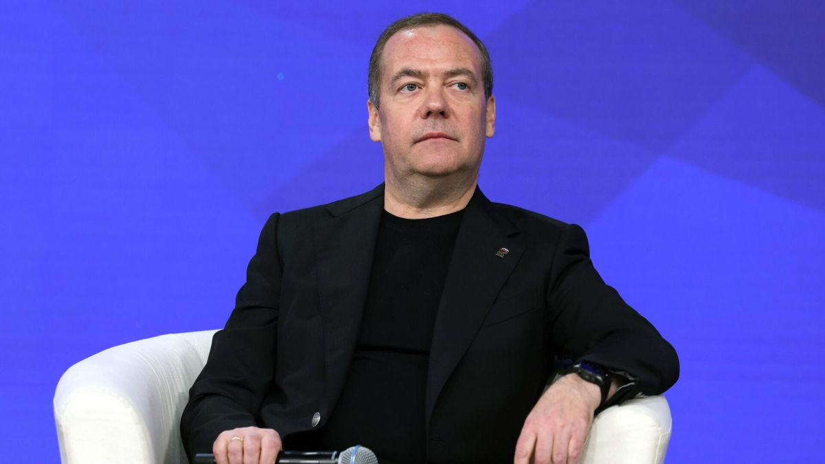 Медведев начал угрожать Украине из-за ударов ВСУ по стратегическим объектам в РФ