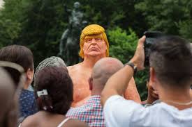 Голый и пузатый "Трамп" вызвал ажиотаж в США: американцы сходят с ума от экстраординарного вида политика (кадры)