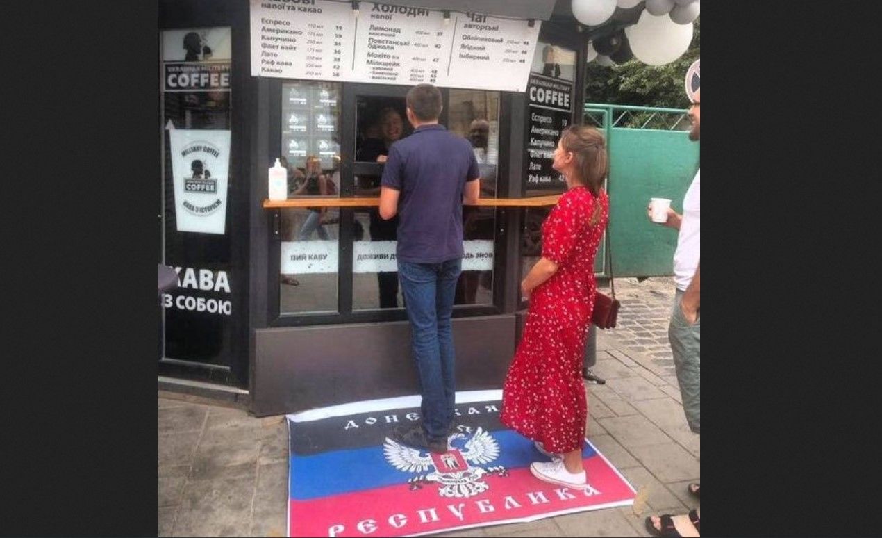 В центре Львова у входа в кофейню разместили флаг "ДНР": опубликовано фото