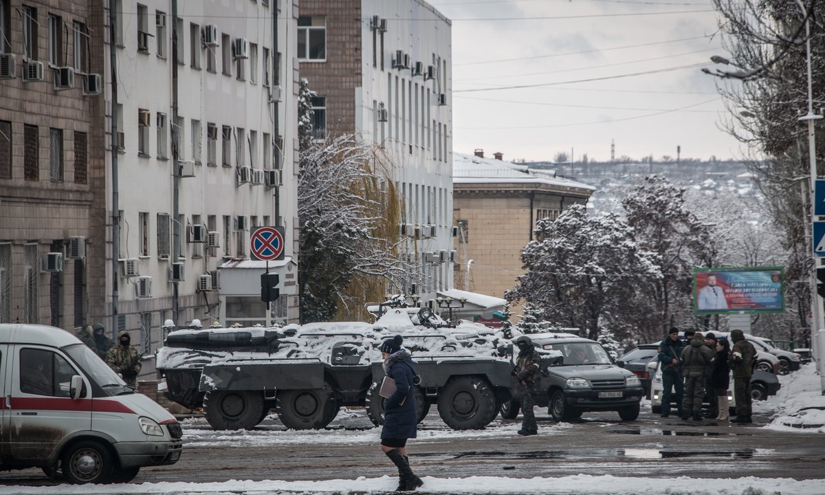 "Переворот" в Луганске: что сейчас происходит в осажденном "зелеными человечками" городе - кадры