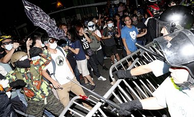 "Майдан" в Гонконге ночью перерос в столкновения с полицией - правоохранители разрушили часть баррикад активистов