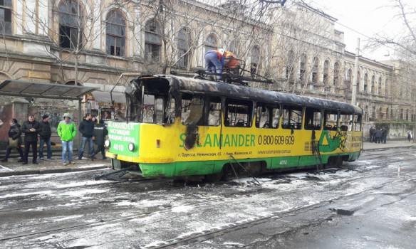 Люди, рискуя жизнью, выпрыгивали из окон: в центре Одессы мощный огонь охватил трамвай с пассажирами - кадры с места пожара