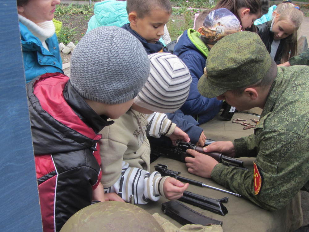 Вместо учебников - автоматы Калашникова: террористы "ЛНР" похвастались перед детьми, каким оружием "защитили республику" (кадры)