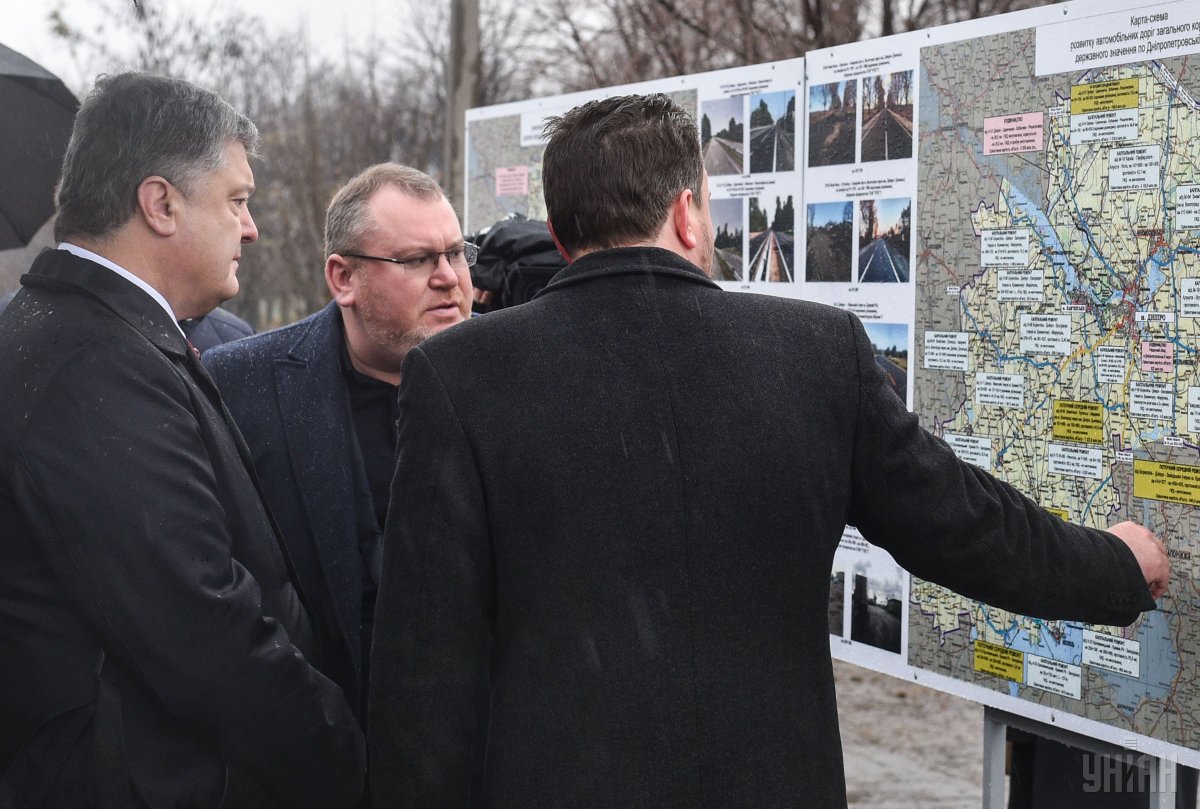 Мощная реконструкция: Порошенко посетил стройку дороги в Днепропетровской области