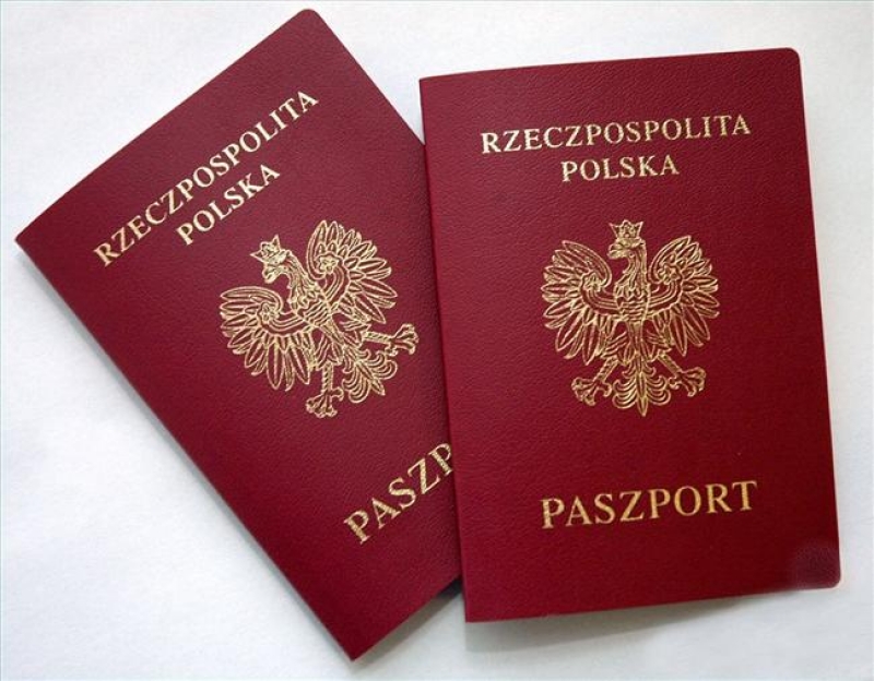 Варшава заминает скандал: в новых паспортах Польши не будет изображений из Львова и Вильнюса