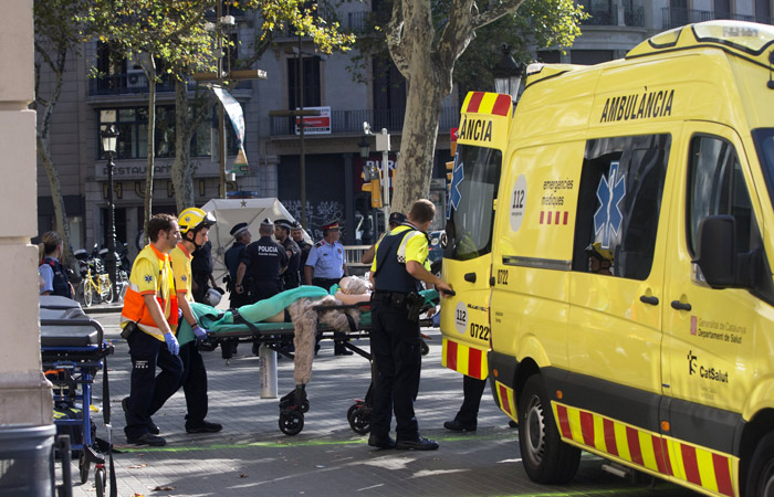 Очевидцы о теракте в Барселоне: "Много  трупов лежит на улице. Здесь хаос, много раненых, людям сильно страшно. Неизвестно, сколько заложников, террорист никого не отпускает" - кадры