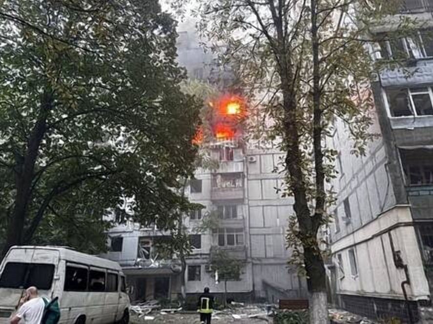 Войска РФ ракетами атаковали Днепр – в Сети показали попадание в многоэтажку