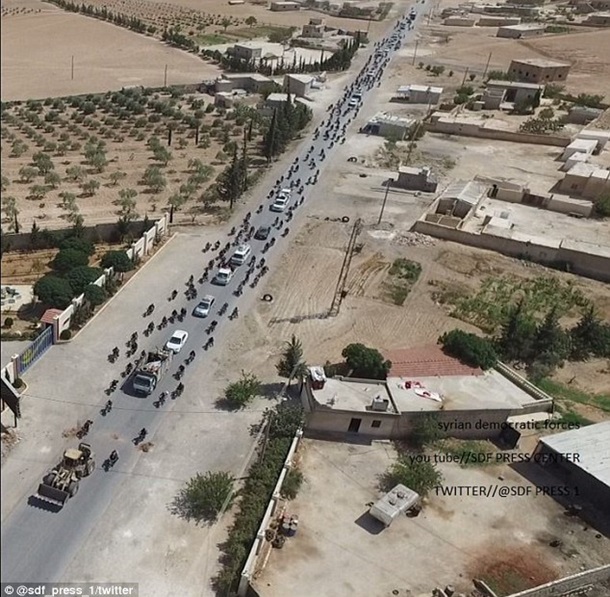 Живой щит: боевики ИГИЛ, прикрываясь мирным населением, покинули Манбидж